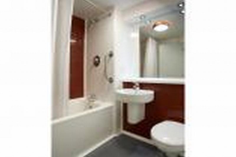 Travelodge Cardiff Central Queen Street Exteriér fotografie