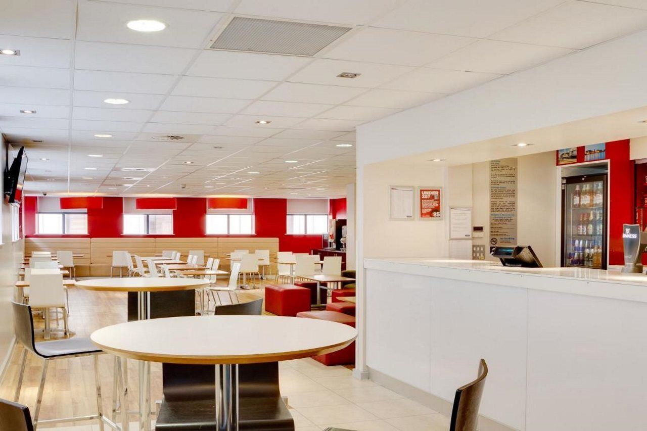 Travelodge Cardiff Central Queen Street Exteriér fotografie